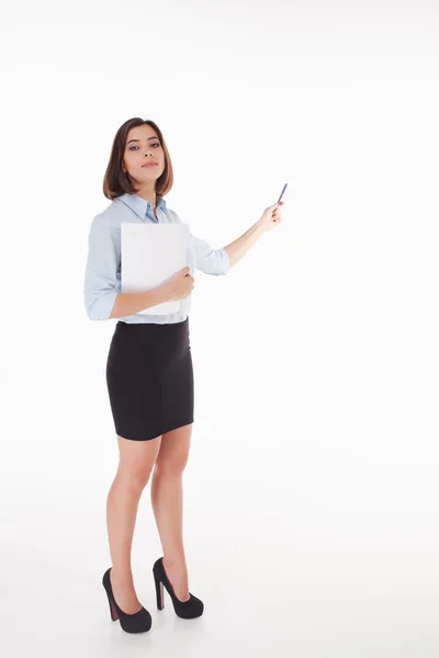 Joven mujer de negocios mostrando algo en el fondo blanco — Foto de Stock