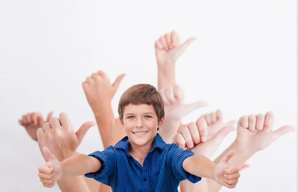 Handen van tieners tonen oke ondertekenen op wit — Stockfoto