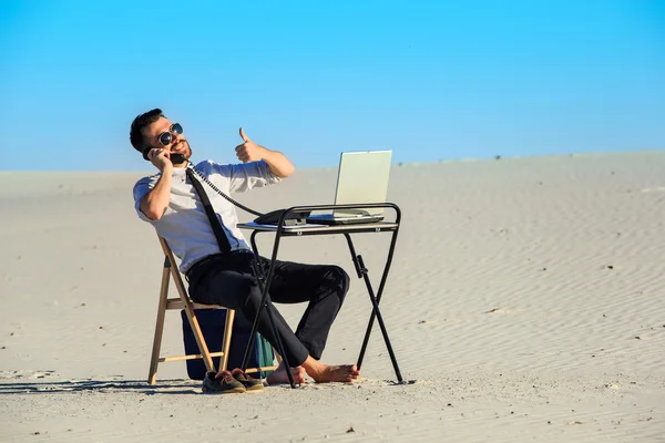 Üzletember használ laptop a sivatagban — Stock Fotó