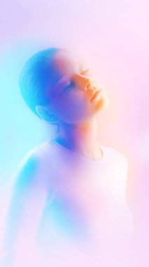 Yumuşak pastel ışıkta başı eğilmiş soyut bir kadın portresi. Duygusal hassasiyet kavramı, benlik yansıması, kimlik keşfi, sanatsal ifade ve çağdaş görsel kültür kavramı.