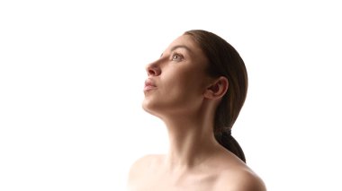 Doğal cilt ve yumuşak ışıkla yukarı bakan bir kadın profili. Estetik cerrahi konsepti, dermatoloji farkındalığı, gelecekteki odaklı güzellik öyküleri ve tıbbi iletişim.