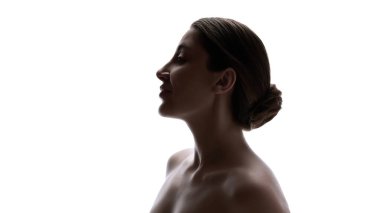 Gösterişsiz kadın portresi, doğal ten ve yumuşak gölgeler. Modern görsel kültürde iç denge, duygusal sakinlik, kendini kabullenme ve kişisel kimlik kavramı.