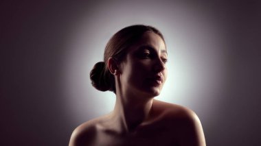 Gösterişsiz kadın portresi, yukarı bakan ve yumuşak röfleli. Odaklanmış medya ve eğitim materyallerinin güçlendirilmesi için kişisel ifade, kişisel özgürlük, güven ve görsel kullanım kavramı.