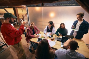 Modern ofis ekibi strateji ve proje planlamasında işbirliği yapıyor. Odaklanmış takım çalışması, kendine güvenen liderlik, ticari pazarlama görselleri için kurumsal iş akışı kavramı.