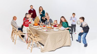 Yiyecek içecekleri ve sıcak atmosferi olan şenlikli aile masası. Bakkal teslimat hizmetleri, tatil menüsü planlaması, yiyecek perakendecisi görselleri ve mevsimsel yaşam tarzı reklamcılığı kavramı.