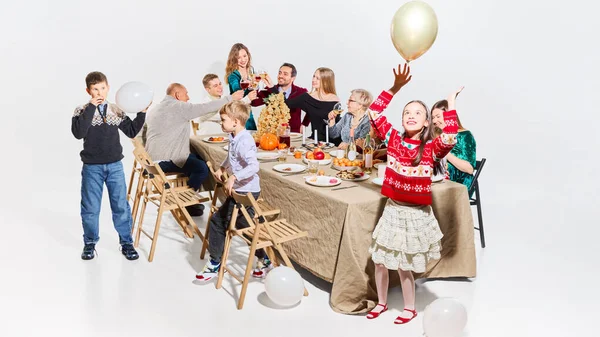 Kutlama sırasında çok nesildir aile kadeh kaldırıyor. İçecek reklamcılığı, gece giyimi tanıtımı, şenlikli yaşam tarzı markalaşması ve sosyal medya kampanyaları kavramı.