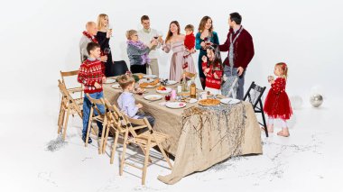 Sıcak aile kutlaması, yemek masası ve şenlikli süslemeler. Ev dekorasyonu reklamı, sofra takımı markası, mevsimsel iç mimari ve tatil yaşam tarzı görselleri kavramı.