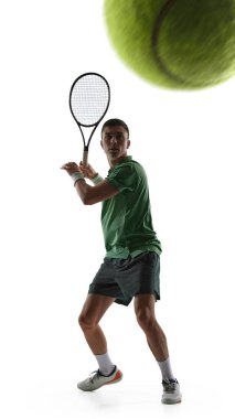 Tenis oyuncusu ters vuruş pozisyonu beyaz arka planda izole edildi. Beklenti eğitimi, savunma duruş talimi, tenis temel antrenörlüğü, spor teknikleri..