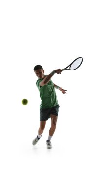 Tenis oyuncusu ters vuruş beyaz arka planda izole edildi. Felç infaz eğitimi, ters vuruş tekniği tatbikatları, tenis koçluğu kaynakları, spor pratiği görselleri.