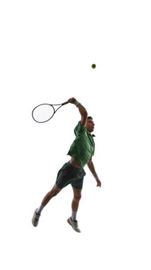 Tenis oyuncusu hava saldırısı beyaz arka planda izole edildi. Güç hizmet mekaniği kavramı, atlama zamanlaması tatbikatları, tenis performans eğitimi, atletik teknik içeriği.