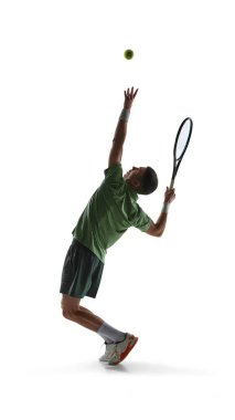 Tenis oyuncusu atlama hareketi beyaz arka planda izole edildi. Patlayıcı servis mekaniği, atletik performans eğitimi, spor terfisi, fitness pazarlaması, hareket analizi görsel.