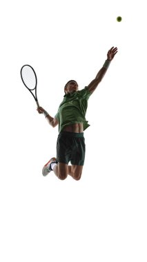 Tenis oyuncusu hava saldırısı ortasında beyaz arka planda izole edildi. Rekabetçi tenis performansı kavramı, biyomekanik, spor eğitimi, atletik pazarlama, yüksek etkili görseller.