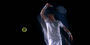 Tenis oyuncusu, arka planda hareket efektiyle baş aşağı sallanıyor. Felç görselleştirme kavramı, performans analizi grafikleri, tenis eğitim medyası, spor eğitimi tasarımı.