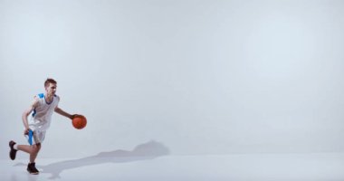 Basketbol atleti, topu vücudunun arkasında tutarak havada yönünü değiştiriyor. Taktik hareket kavramı, oyun çöküşü, saldırgan yaratıcılık ve spor eğitimi görselleri.