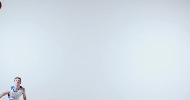 Basketbolcu geniş atletizm pozisyonunda topu yana doğru uzatıyor. Atletik form çöküşü, çeviklik eğitimi, performans tanıtımı ve hareket eğitimi kavramı.