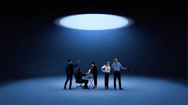 Boş sahnede ilgi odağı olan iş ekibiyle medyanın dramatik bir karışımı. Görünürlük, güvenilirlik, performans baskısı, kurumsal roller, değerlendirme ve sorumluluk kavramı.