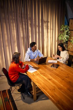 İş adamları ofis içi masada fikirleri tartışıyor. Beyin fırtınası, proje geliştirme, iş stratejisi, profesyonel iletişim ve modern işyeri kültürü kavramı.