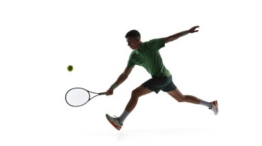 Önde koşan tenisçi beyaz arka planda izole edildi. Ayak çalışması tatbikatı, hareket eğitimi, tenis hız pratiği ve atletik performans içeriği kavramı.