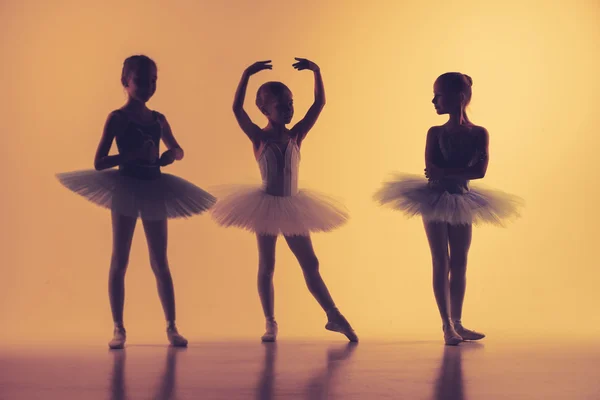 Три маленьких балерины в танцевальной студии — стоковое фото
