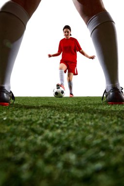 Rakip beyaz zemin üzerindeki yolu kapatırken bayan futbolcu top sürüyor. Saldırı, savunma bloğu, karar verme ve kadın futbol terfisi görselleri.