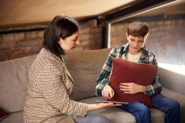 Terapi seansı sırasında kadın psikologla duyguları tartışıyor. Ruh sağlığı danışmanlığı, profesyonel hizmetler, gençlerin refah programları ve sağlık pazarlama kavramı.