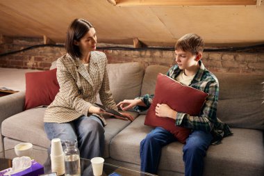 Ergen terapi seansı sırasında kadın psikologla etkileşime giriyor. Profesyonel danışmanlık hizmetleri, duygusal gelişim, sağlık hizmetleri iletişimi ve psikoloji uygulaması kavramı.