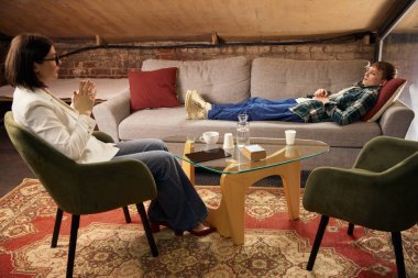 Terapi odasında psikologla çocuk psikoterapisi seansı. Çocuk sağlığı hizmetleri, psikolojik değerlendirme, profesyonel terapi hizmetleri, sağlık hizmetleri reklamcılığı ve sosyal farkındalık kavramı