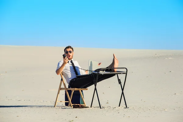 Uomo d'affari che utilizza il computer portatile in un deserto — Foto Stock