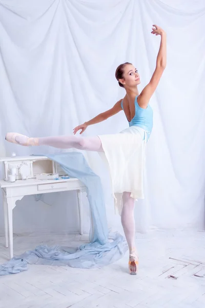 Bailarina de ballet profesional posando sobre blanco — Foto de Stock