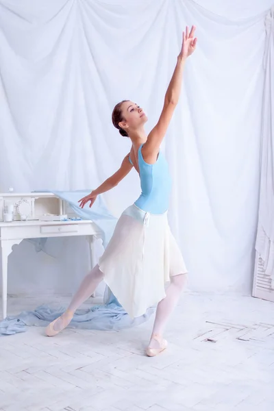 Ballet danseur professionnel posant sur blanc — Photo