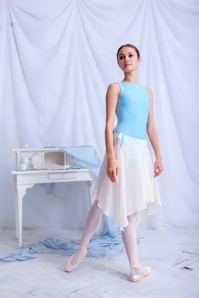 Profesionální baletkou pózuje na bílém pozadí — Stock fotografie