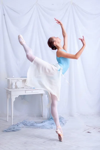 Bailarina de ballet profesional posando sobre blanco —  Fotos de Stock