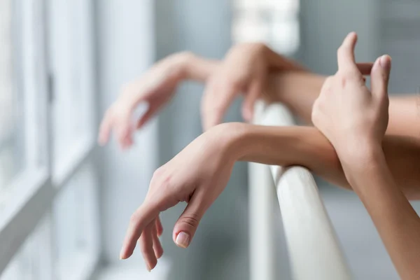The  hands of two classic ballet dancers at barre — Stock Photo, Image