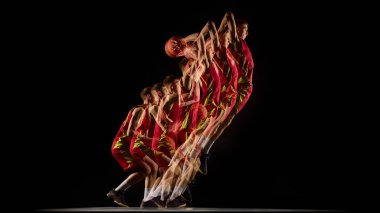 Basketbolcu smaç sekansına atlıyor. Zirve performans reklamı, basketbol etkinliği promosyonu, spor enerji markası, şampiyonluk kampanyası görselleri.