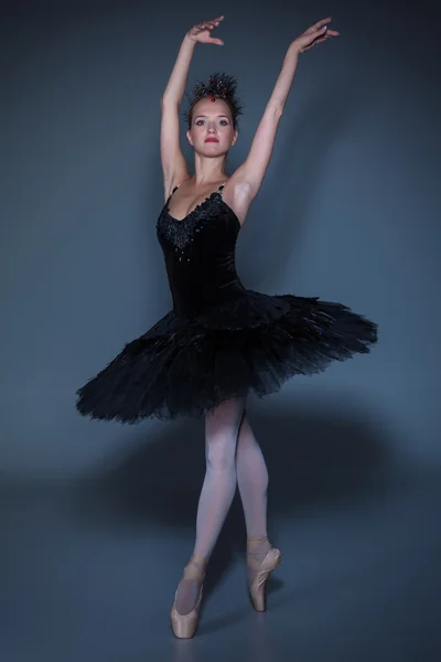 Retrato de la bailarina en tatu de ballet sobre fondo azul — Foto de Stock