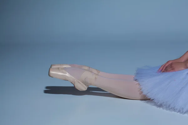 Jambes de la ballerine en pointes de ballet sur fond bleu — Photo