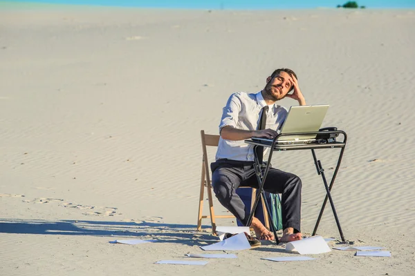 Affärsman med laptop i en öken — Stockfoto