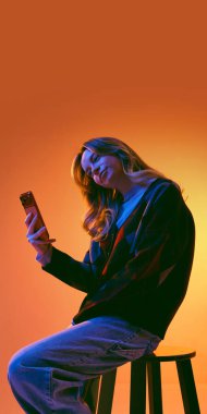 Genç bir kadın her gün online aktivite için akıllı telefon kullanıyor. İletileri kontrol etme, kişisel hesapları yönetme, uygulamaları tarama ve gün boyunca bağlı kalma kavramı.