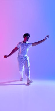 Beyaz giysili kriket oyuncusu, esmer arka planda esnek kollu teslimat duruşu var. Minimum spor modası konsepti, premium giyim vitrini ve performans güdümlü marka kimliği.