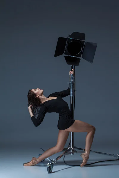 La hermosa bailarina posando sobre fondo azul oscuro — Foto de Stock
