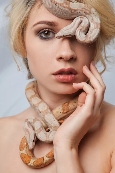 Hermosa chica y la serpiente Boa constrictores, que envuelve su cara —  Fotos de Stock