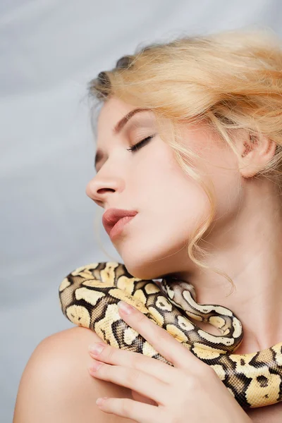 Όμορφη κοπέλα που κρατά ένα python, που αναδιπλώνεται γύρω από το σώμα της — Φωτογραφία Αρχείου