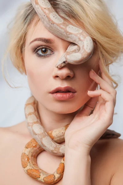 Hermosa chica y la serpiente Boa constrictores, que envuelve su cara —  Fotos de Stock