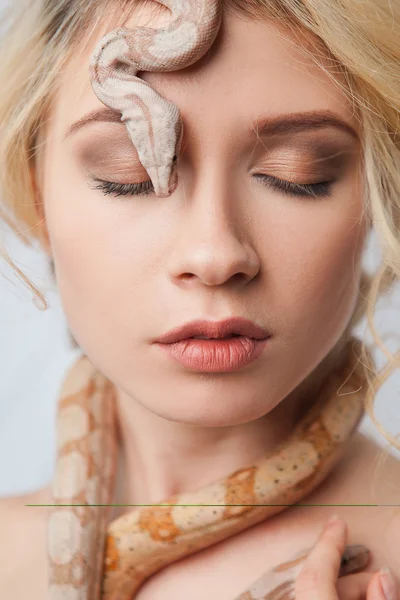 Όμορφη κοπέλα και το φίδι Boa constrictors, που αναδιπλώνεται γύρω από το πρόσωπό της — Φωτογραφία Αρχείου
