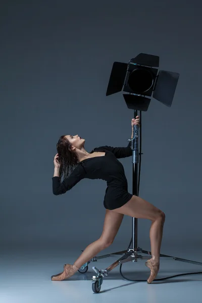 La hermosa bailarina posando sobre fondo azul oscuro — Foto de Stock