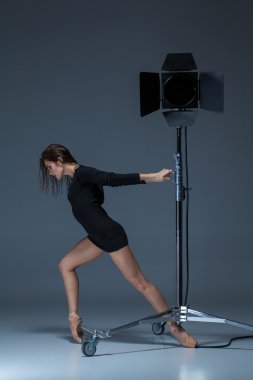 Dack mavi arka plan üzerinde poz güzel balerin