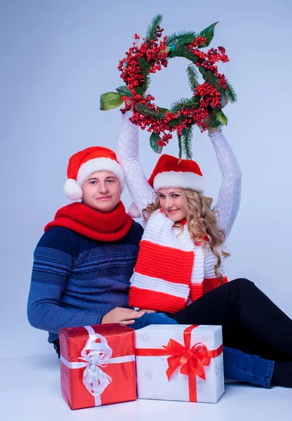 Jolies cadeaux d'exploitation de couple de Noël — Photo