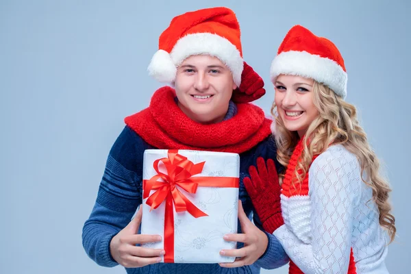 Preciosa pareja de Navidad sosteniendo regalos —  Fotos de Stock