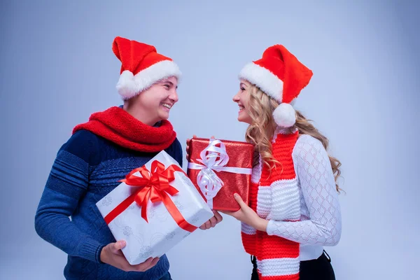 Preciosa pareja de Navidad sosteniendo regalos — Foto de Stock