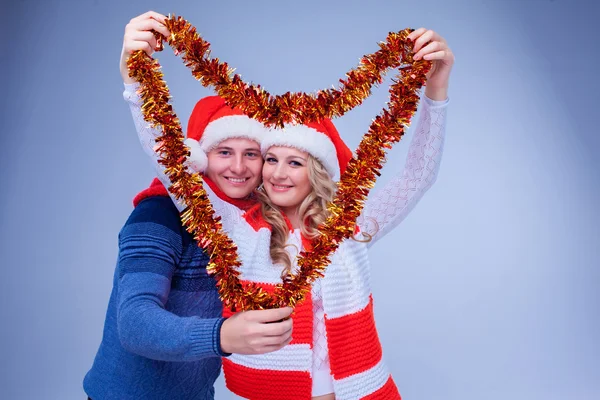 Charmant couple avec guirlande de Noël — Photo